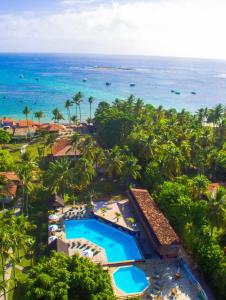 莫罗圣保罗热带天堂乡村酒店的享有度假胜地的空中景致,设有游泳池和海洋