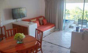 伊斯塔帕Pacifica Resort Ixtapa的客厅配有沙发和桌子
