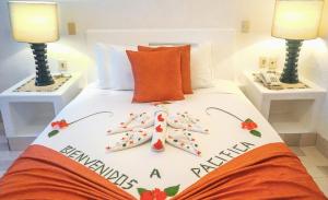 伊斯塔帕Pacifica Resort Ixtapa的一张带两盏灯的带圣诞装饰的床