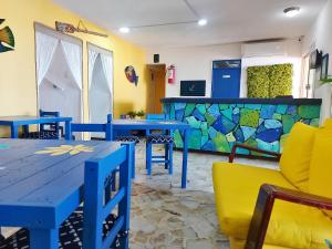 博卡德尔里奥HOTEL INTI的用餐室配有蓝色的桌子和黄色的椅子