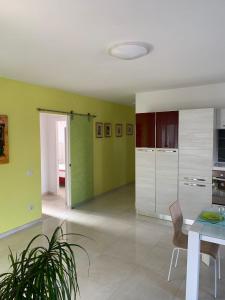 阿尔盖罗Coral Dream的厨房设有绿色的墙壁和桌椅