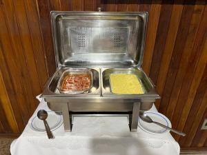 马林加Hotel Vila Rica的桌上装有两盘食物的食品机