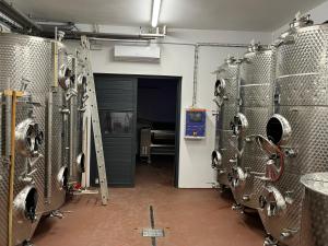 扎耶奇Johannesberg的啤酒厂里装有金属罐的房间