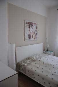 博特罗普Glück im Kohlenpott的白色的卧室配有一张床,墙上挂着一幅画