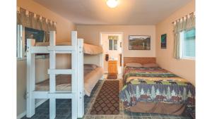 海恩斯Cabin 3 Lynn View Lodge的一间卧室配有两张床和一张双层床。