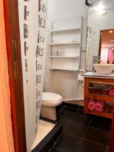 布宜诺斯艾利斯CHE LOLITA HOUSE的浴室配有白色卫生间和盥洗盆。
