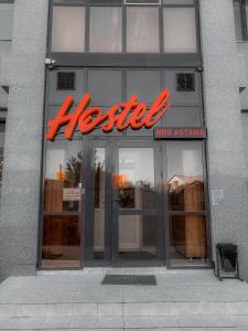 阿斯塔纳Hostel Bro Astana的商店前方有红色 ⁇ 虹灯标志