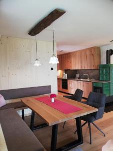沼泽附近策尔Serner am See的一间带木桌的用餐室和一间厨房