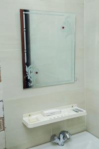 马图拉2 BHK Independent Flat at Ganpati Infinity Vrinadvan的浴室内水槽上方的镜子