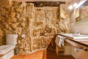 拉弗雷斯内达方达拉格拉查宾馆的石质浴室设有水槽和卫生间