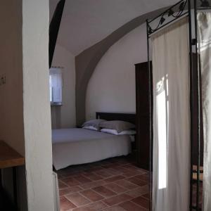 诺瓦拉La Bolgora Guesthouse的一间带床的卧室,位于带窗户的房间内