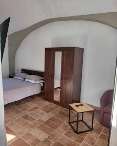 诺瓦拉La Bolgora Guesthouse的卧室配有一张床和一张桌子