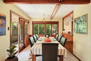 基督城Fendalton Villa - Christchurch Holiday Home的一间带桌椅的用餐室