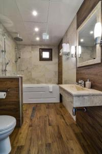 梅尔尼克Manoleva House的一间带水槽、浴缸和卫生间的浴室
