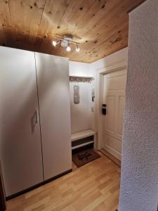 BurkhardtsdorfFerienwohnung Haus Sonnenblick的客房设有冰箱和木制天花板。