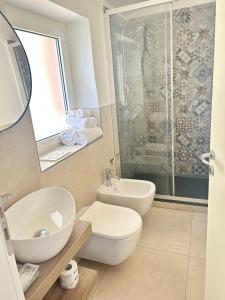 蒙特罗索阿尔马雷Pink House Garden的浴室配有卫生间、盥洗盆和淋浴。
