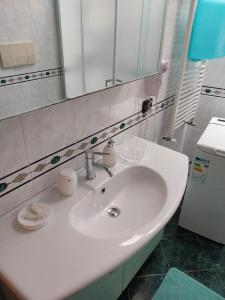 奥特朗托Appartamento Memorie的浴室设有白色水槽和镜子