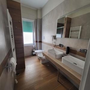 萨莱诺B&B Salerno Urban Suite 57的浴室设有2个水槽、卫生间和镜子。