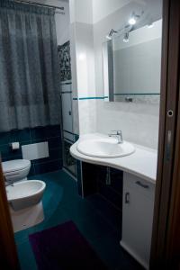 圣维托罗卡波Casa Diamante的浴室配有白色水槽和卫生间。
