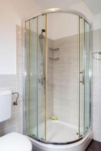 拉布Apartman Maria 1的带淋浴、卫生间和浴缸的浴室