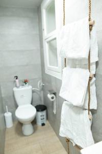 海法Bride House haifa的浴室设有卫生间,毛巾架上配有毛巾