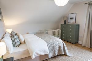 斯莱戈Cosy family home in Strandhill的卧室配有白色的床和绿色梳妆台