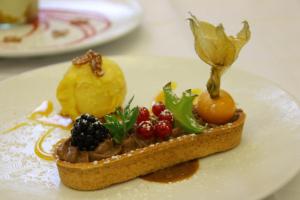 布里阿尔Le Domaine des Roches, Hotel & Spa的一块面包,上面有水果,放在盘子里
