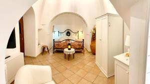 洛科罗通多B&B Villa Maggi的一间白色客房内的床铺卧室