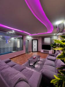 海米斯穆谢特شاليهات وايت هافن - ابها的天花板上设有紫色灯的客厅