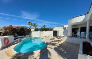 普拉亚布兰卡Sol y Luna Room & Suite Lanzarote Holidays的房屋庭院内的游泳池