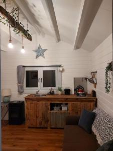 TromraSeafield Cabin的客厅配有桌子,墙上挂着星星