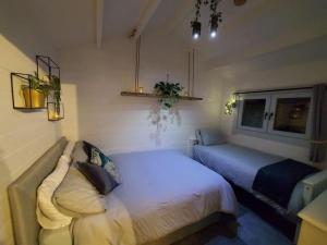 TromraSeafield Cabin的一间卧室配有一张床、一张沙发和一个窗口