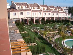 伊斯兰蒂拉Residencial Augusta的从大楼的阳台上可欣赏到度假村的景色