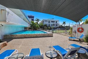玛志洛Elouera Beachside Bliss 2 Bedroom Apartment的一个带躺椅的游泳池和一个游泳池