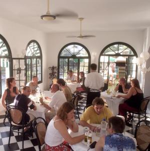桑坦德利亚湾Hotel Bahia的一群坐在餐厅桌子上的人
