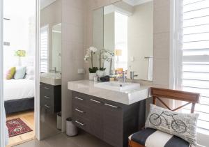 萨福克公园Byron Studio Apartment的一间带水槽和镜子的浴室