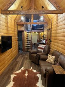 SabethaLimestone Lodge的小屋内的客厅配有沙发和电视