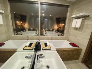 Nga SơnKhách sạn Nga Sơn的一间带两个盥洗盆和大镜子的浴室
