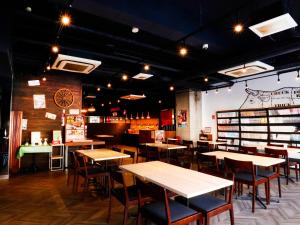 名古屋大须观音站羽之汤阿贝斯特酒店的一间在房间内配有桌椅的餐厅