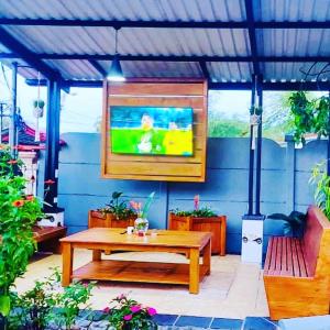 圣伊西德罗Casa Los Madriz Suite #2的一个带桌子的庭院和蓝色墙壁上的电视