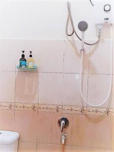 哥打巴鲁Nafili homestay 3bd 2br的带淋浴喷头的浴室