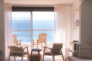 潘尼萧Sea Dragon Kangaroo Island的客厅配有椅子,享有海景