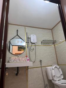 波来古市Pleiku Homestay的一间带镜子和卫生间的浴室