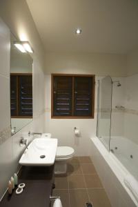 耐莉湾纯磁6号别墅的浴室配有卫生间、盥洗盆和淋浴。