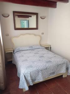 贾拉普Posada Antiguo Camino Real的卧室配有一张壁挂镜子的床