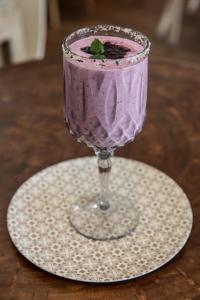 开普敦普利米大海城堡酒店的白板上玻璃杯中的紫色饮料