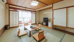 MizumataYunoko Umi To Yuyake的客厅配有桌椅和电视。