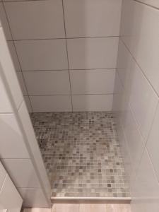博凯尔Chambre d'hôte Chez Josie的一间铺有瓷砖地板的带淋浴的浴室