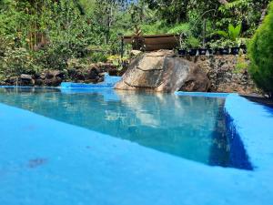 拉特纳普勒Green Leaf Holiday Bungalow的度假村内的一个蓝色海水游泳池