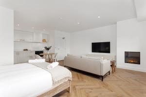 利物浦40 Renshaw Apartments的带沙发和电视的白色客厅